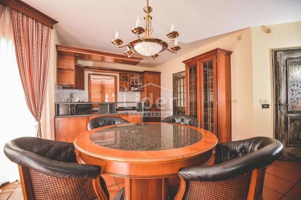 Hiša Gornja Vežica, 330m2