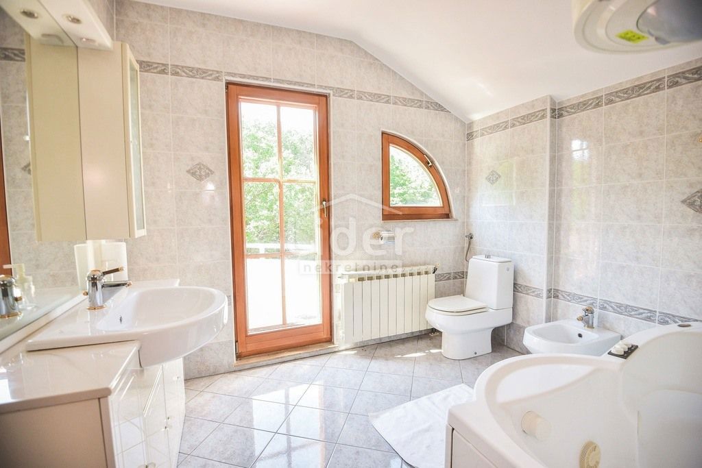 Hiša Gornja Vežica, 330m2