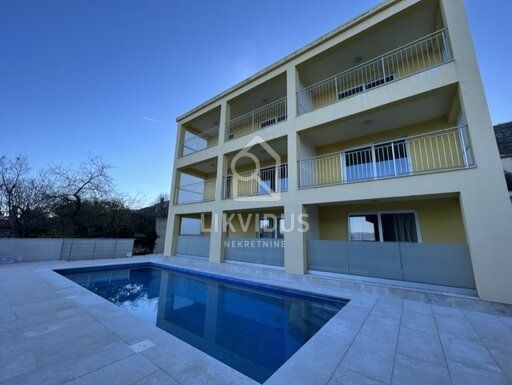 Apartma Ravni, Raša, 450m2