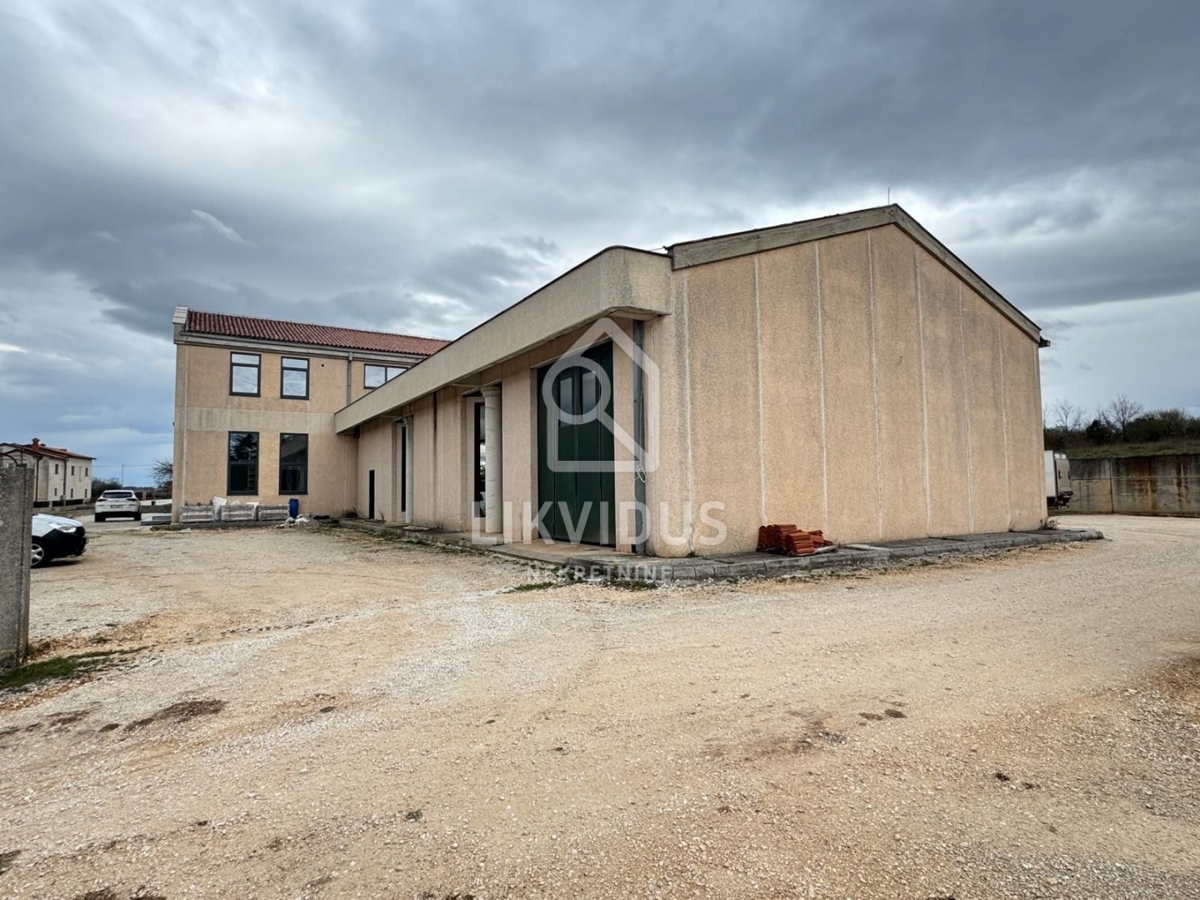 Poslovni prostor Kanfanar, 975m2