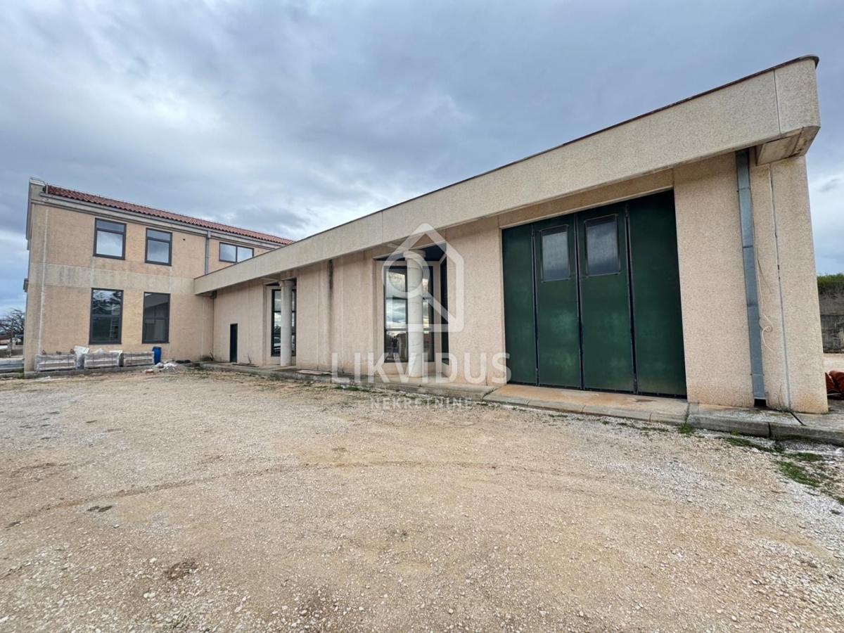 Poslovni prostor Kanfanar, 975m2