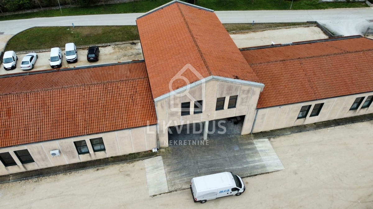 Poslovni prostor Kanfanar, 975m2