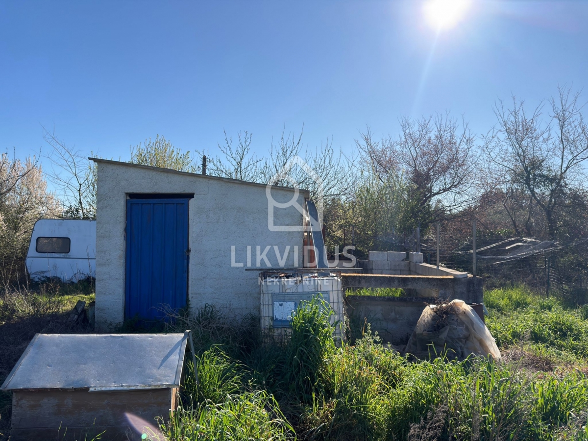 Kmetijsko zemljišče, 6.618 m², Pomer, z legaliziranim objektom cca 30 m²