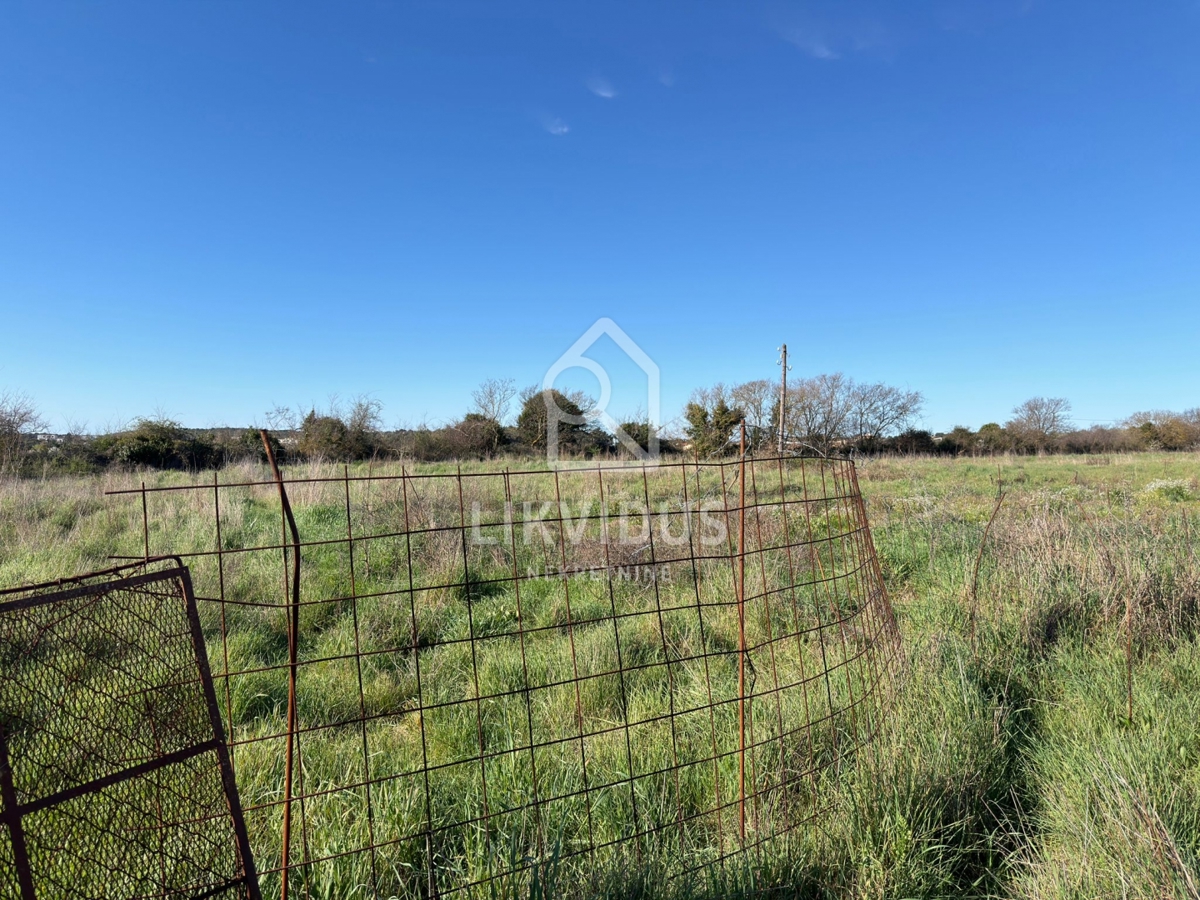 Kmetijsko zemljišče, 6.618 m², Pomer, z legaliziranim objektom cca 30 m²
