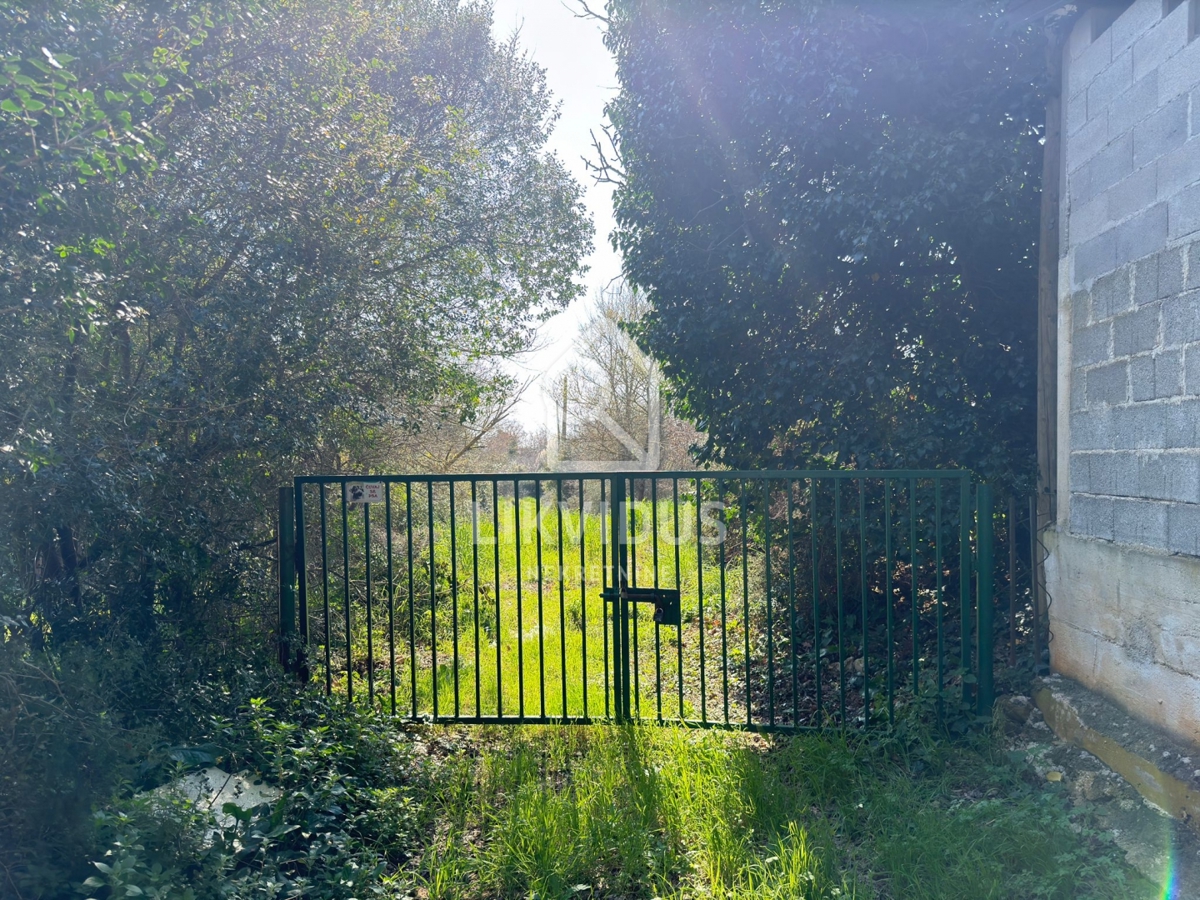 Kmetijsko zemljišče, 6.618 m², Pomer, z legaliziranim objektom cca 30 m²