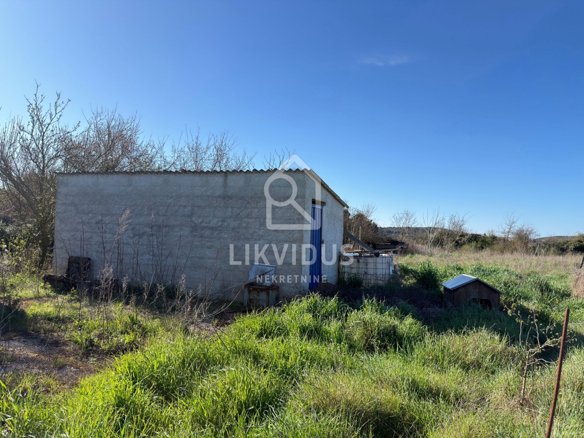 Kmetijsko zemljišče, 6.618 m², Pomer, z legaliziranim objektom cca 30 m²