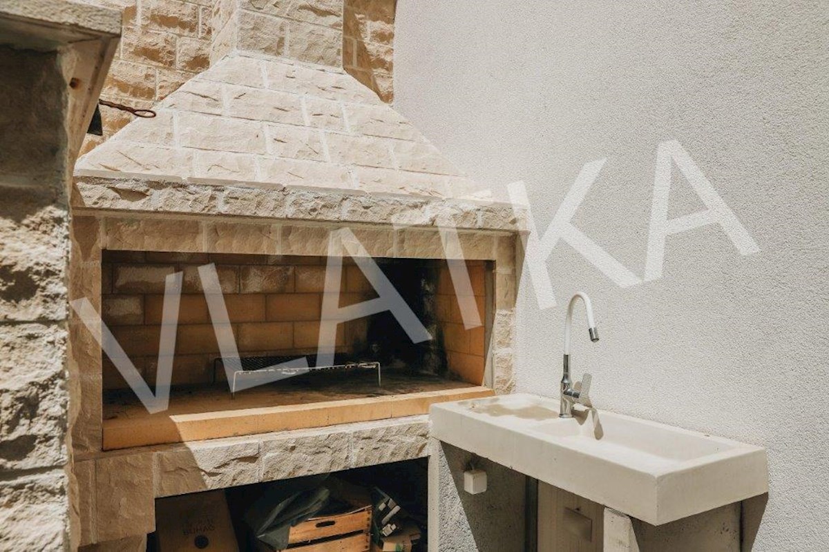 VELIČASTNA VILA Z BAZENOM IN POGLEDOM NA MORJE (2 km od morja)