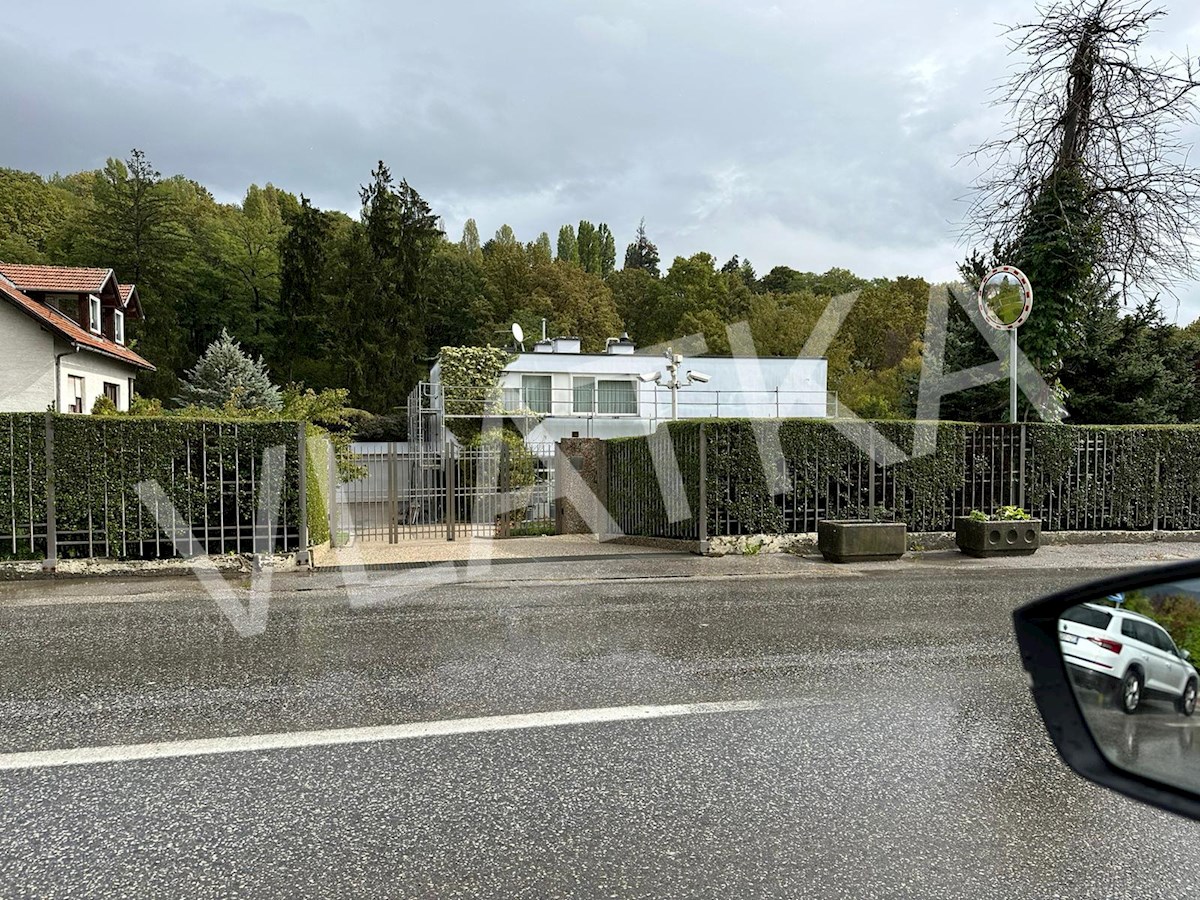 RAZKOŠNA HIŠA Z BAZENOM IN VELIKIM VRTOM – MLINOVI