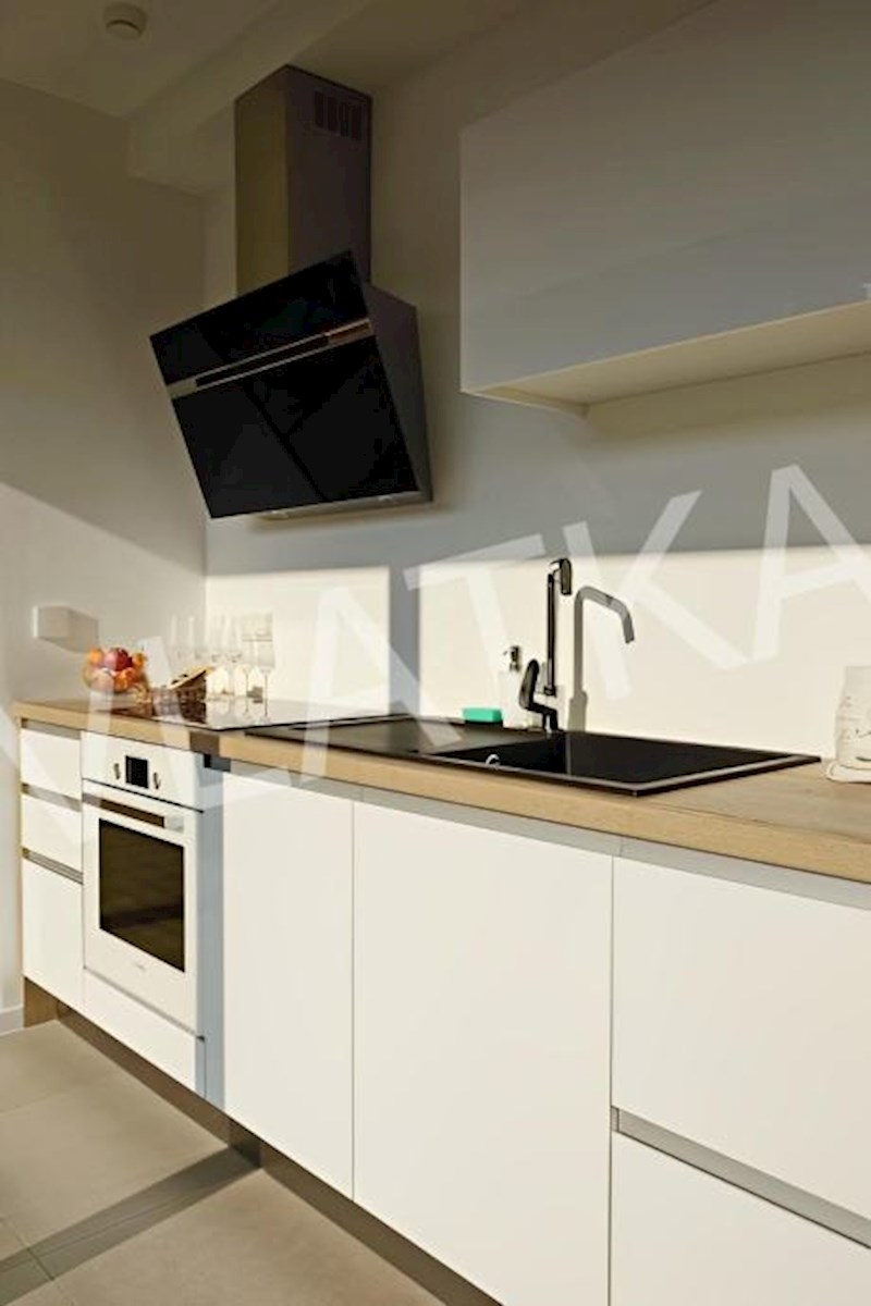 LUKSUZNO ENOSOBNO STANOVANJE Z GARAŽO V BAN CENTER – MESTNO SREDIŠČE