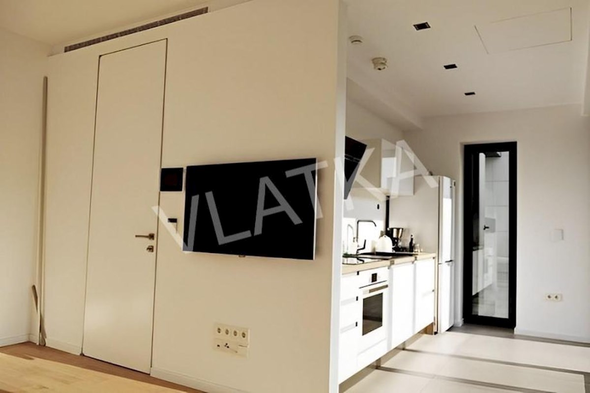 LUKSUZNO ENOSOBNO STANOVANJE Z GARAŽO V BAN CENTER – MESTNO SREDIŠČE