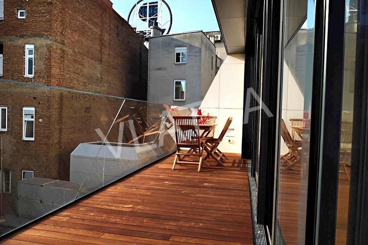 LUKSUZNO ENOSOBNO STANOVANJE Z GARAŽO V BAN CENTER – MESTNO SREDIŠČE