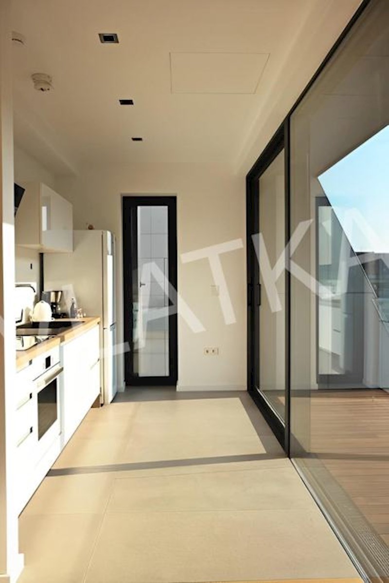 LUKSUZNO ENOSOBNO STANOVANJE Z GARAŽO V BAN CENTER – MESTNO SREDIŠČE