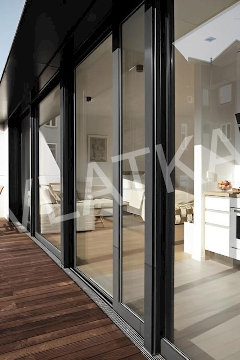 LUKSUZNO ENOSOBNO STANOVANJE Z GARAŽO V BAN CENTER – MESTNO SREDIŠČE