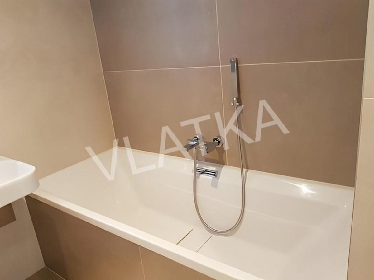 LUKSUZNO ENOSOBNO STANOVANJE Z GARAŽO V BAN CENTER – MESTNO SREDIŠČE