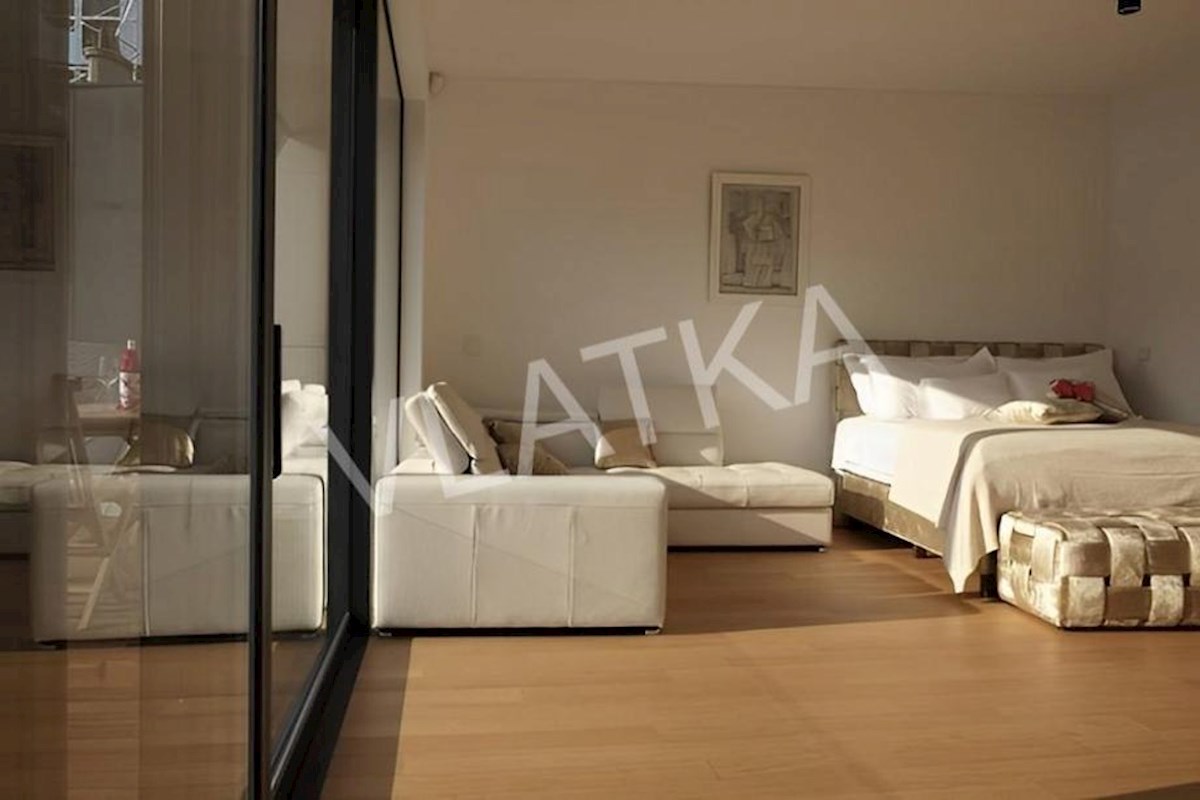 LUKSUZNO ENOSOBNO STANOVANJE Z GARAŽO V BAN CENTER – MESTNO SREDIŠČE