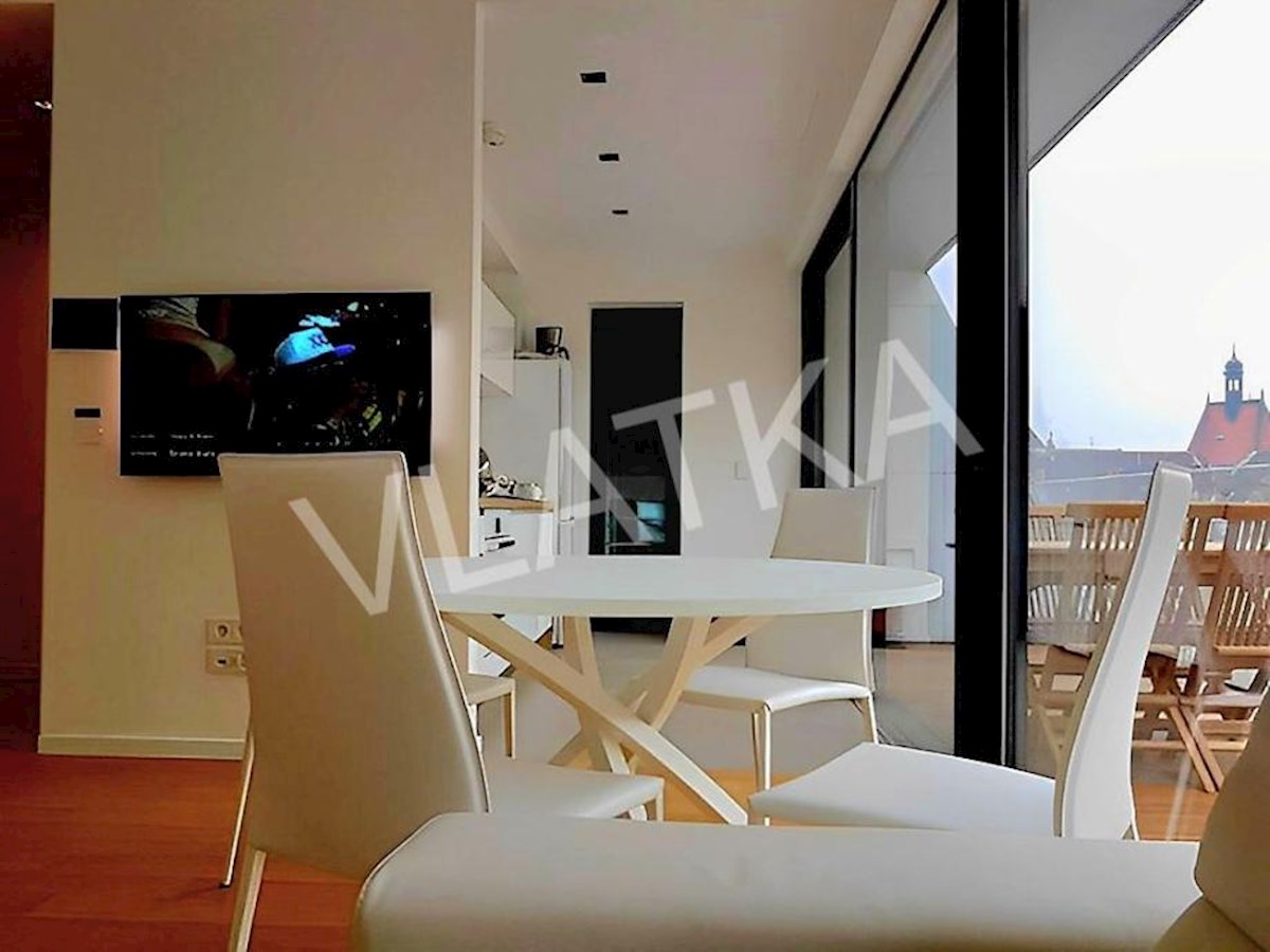 LUKSUZNO ENOSOBNO STANOVANJE Z GARAŽO V BAN CENTER – MESTNO SREDIŠČE