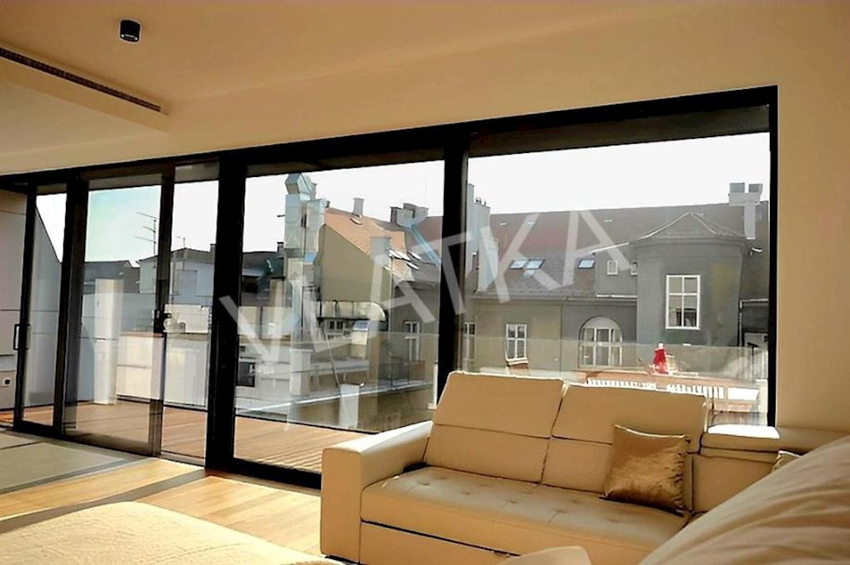 LUKSUZNO ENOSOBNO STANOVANJE Z GARAŽO V BAN CENTER – MESTNO SREDIŠČE