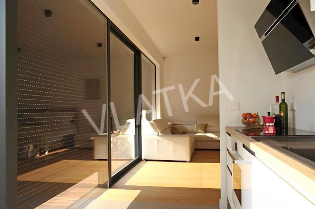 LUKSUZNO ENOSOBNO STANOVANJE Z GARAŽO V BAN CENTER – MESTNO SREDIŠČE