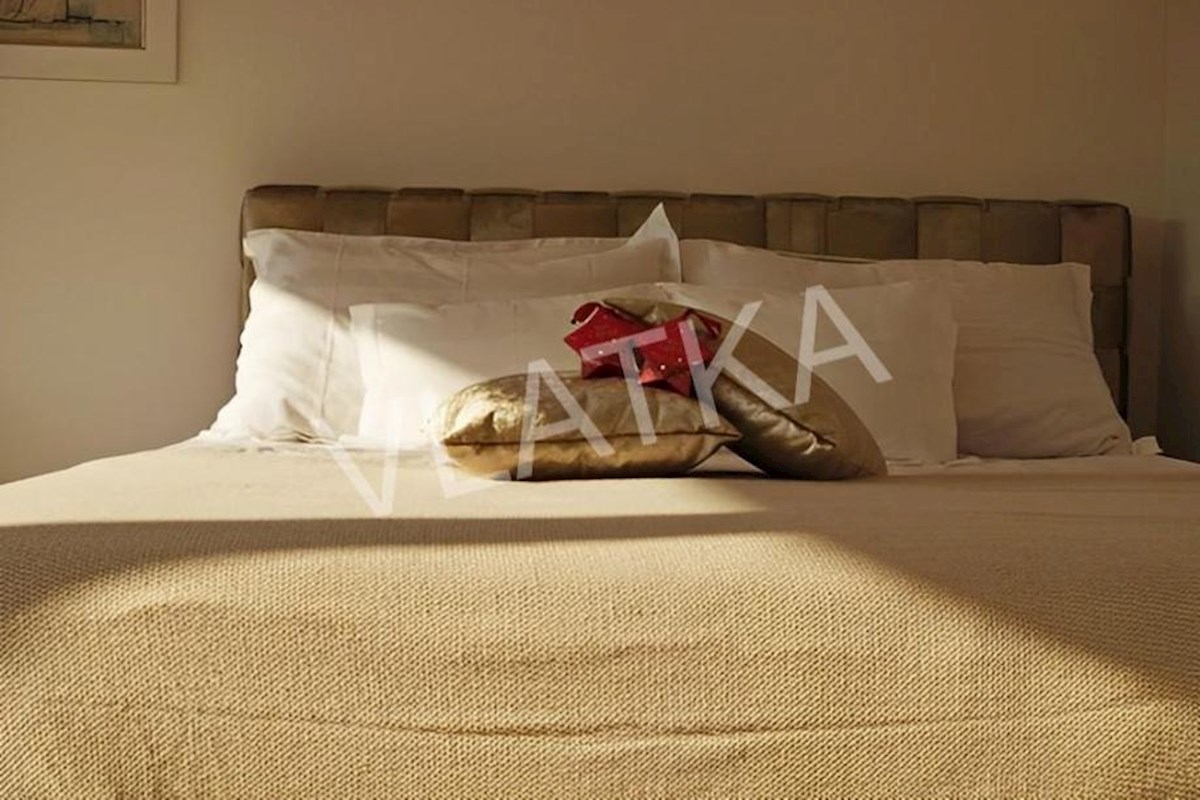 LUKSUZNO ENOSOBNO STANOVANJE Z GARAŽO V BAN CENTER – MESTNO SREDIŠČE