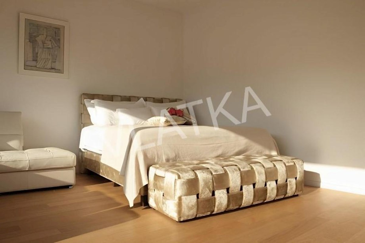 LUKSUZNO ENOSOBNO STANOVANJE Z GARAŽO V BAN CENTER – MESTNO SREDIŠČE