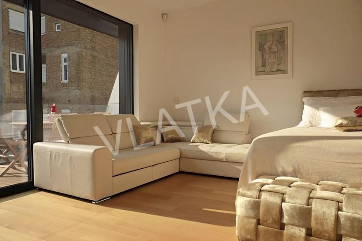 LUKSUZNO ENOSOBNO STANOVANJE Z GARAŽO V BAN CENTER – MESTNO SREDIŠČE