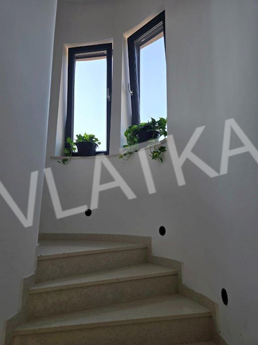 NOVOGRADNJA: 7-SOBNA HIŠA Z BAZENOM IN GARAŽO ZA 2 AVTOMOBILA