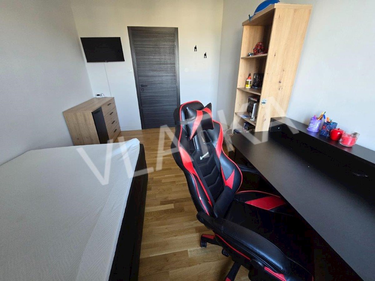 NOVOGRADNJA: 7-SOBNA HIŠA Z BAZENOM IN GARAŽO ZA 2 AVTOMOBILA