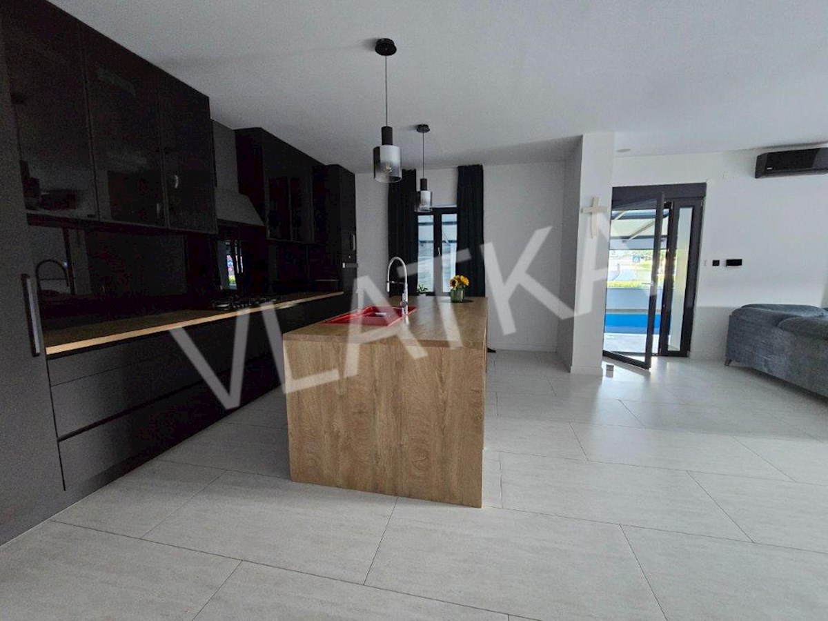 NOVOGRADNJA: 7-SOBNA HIŠA Z BAZENOM IN GARAŽO ZA 2 AVTOMOBILA
