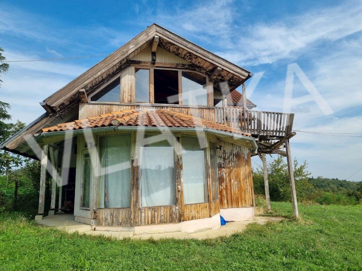 EDINSTVENO ZEMLJIŠČE S HIŠO, BAZENOM IN POGLEDOM NA MESTO