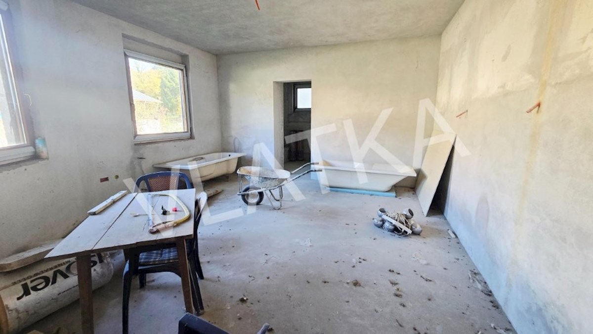 ŠESTINE: NEIZGRAJENA HIŠA 398 m2 Z VSEMI DOVOLJENJI