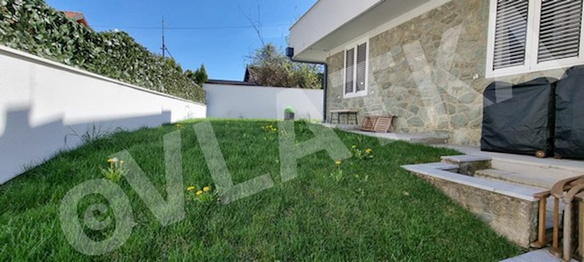 DRUŽINSKA HIŠA V NARAVI Z VRTOM IN GARAŽO