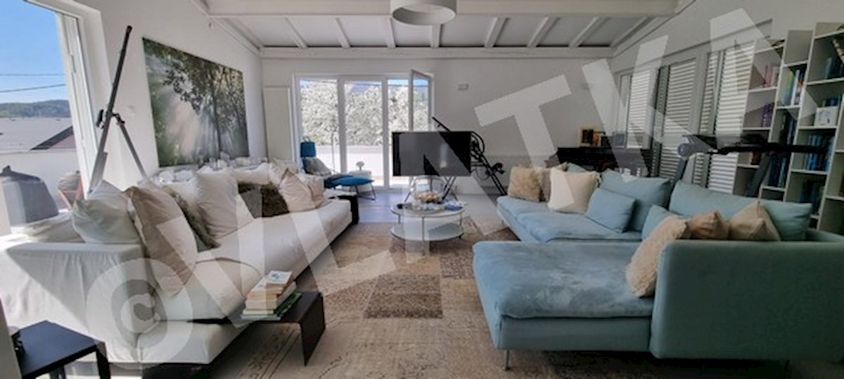 DRUŽINSKA HIŠA V NARAVI Z VRTOM IN GARAŽO