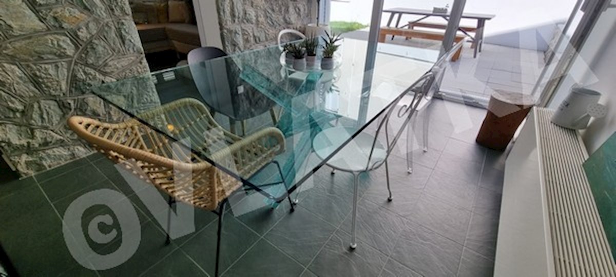 DRUŽINSKA HIŠA V NARAVI Z VRTOM IN GARAŽO