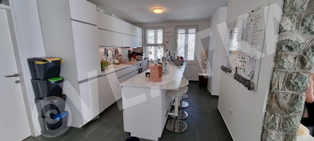 DRUŽINSKA HIŠA V NARAVI Z VRTOM IN GARAŽO