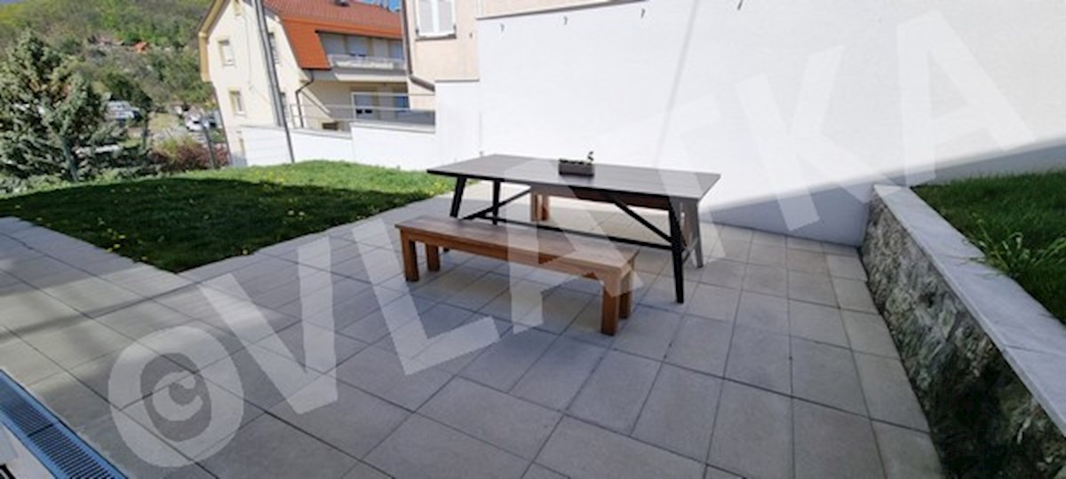 DRUŽINSKA HIŠA V NARAVI Z VRTOM IN GARAŽO