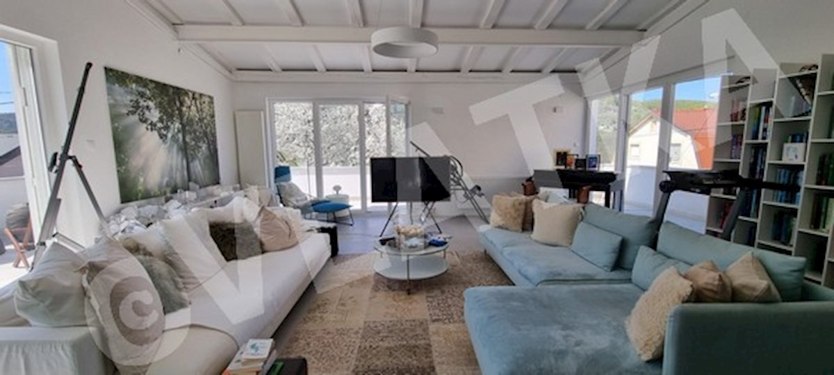 DRUŽINSKA HIŠA V NARAVI Z VRTOM IN GARAŽO