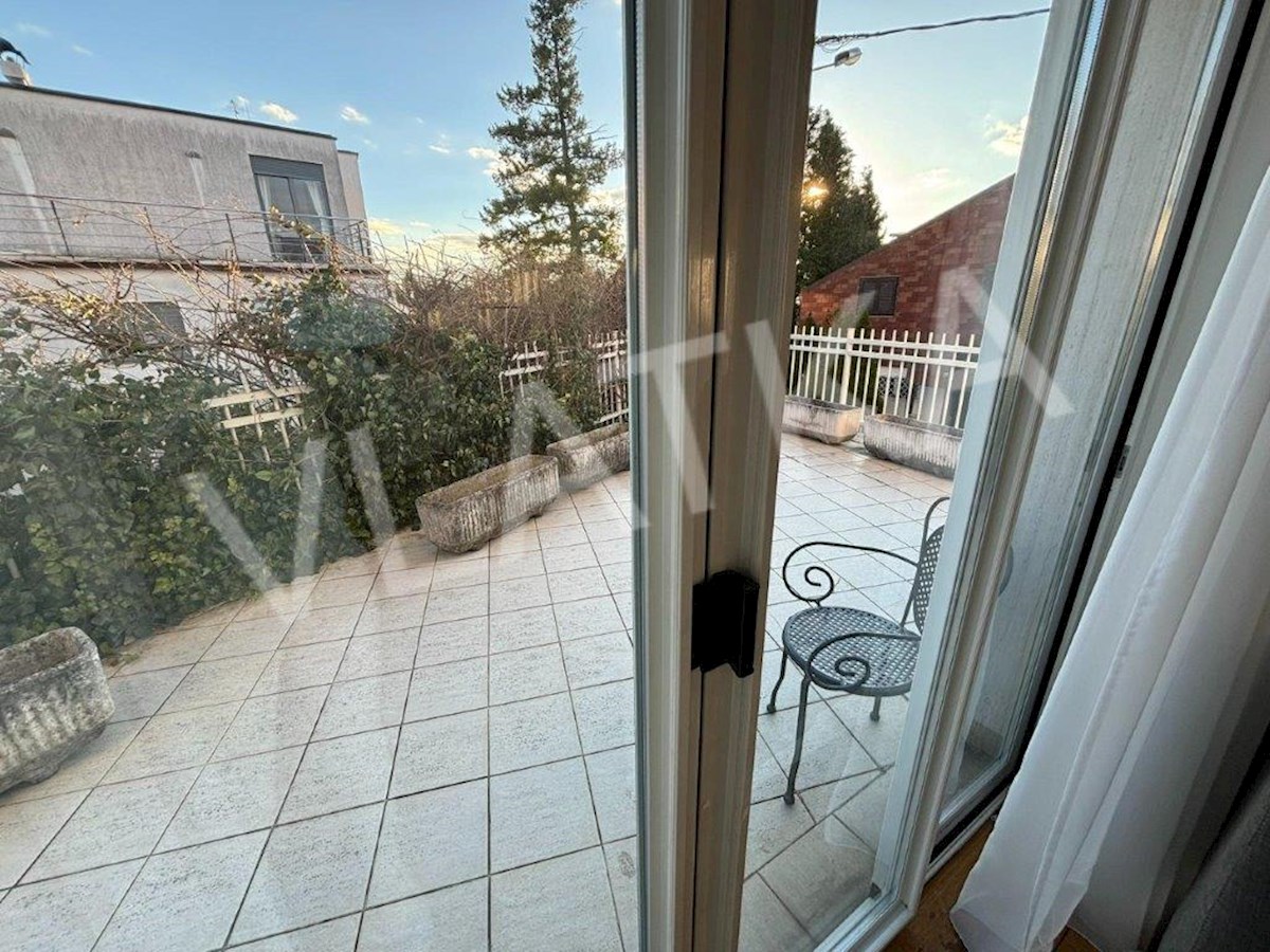 DVE 5-SOBNI HIŠI V ENI HIŠI + 2 GARAŽI + VRT