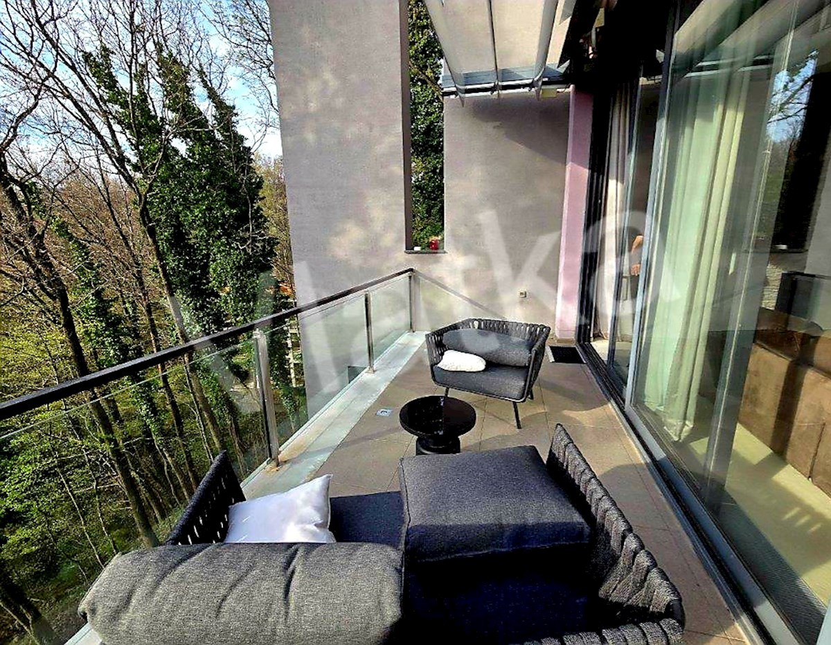 LUKSUZNA VILA Z BAZENOM V ŠESTINI