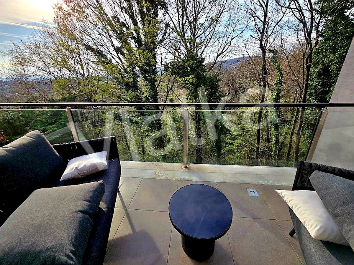 LUKSUZNA VILA Z BAZENOM V ŠESTINI