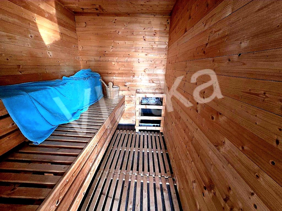 LUKSUZNA VILA Z BAZENOM V ŠESTINI