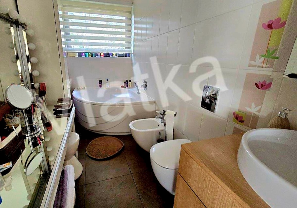 LUKSUZNA VILA Z BAZENOM V ŠESTINI