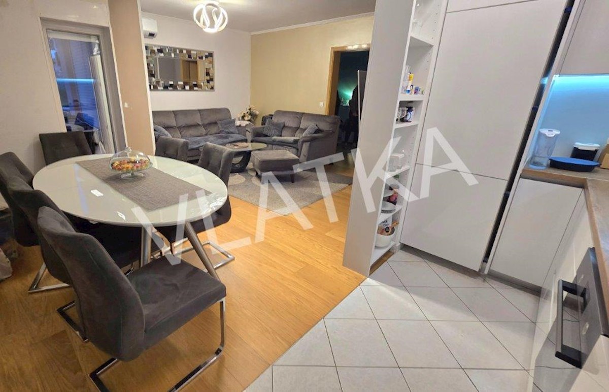 4-SOBNI PENTHOUSE Z BALKONOM IN PARKIRNIM PROSTOROM 