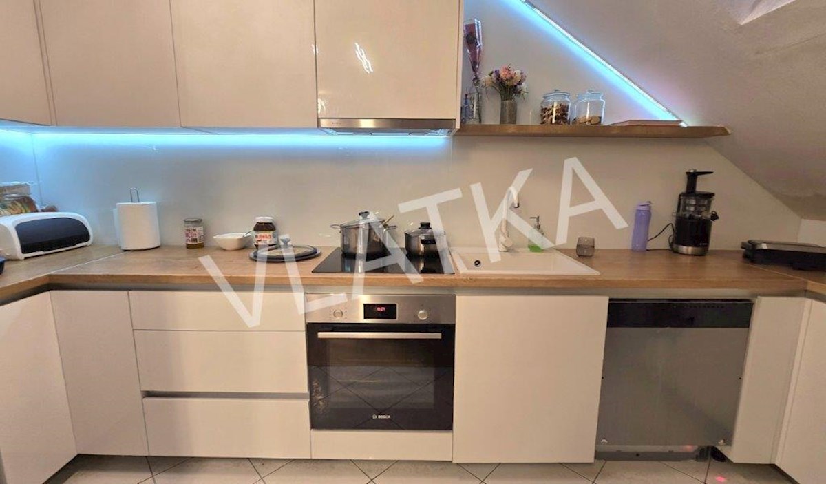 4-SOBNI PENTHOUSE Z BALKONOM IN PARKIRNIM PROSTOROM 