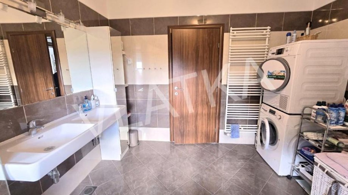 MODERNA HIŠA S 7 SPALNICAMI IN POGLEDOM NA MESTO – PODSLJEME