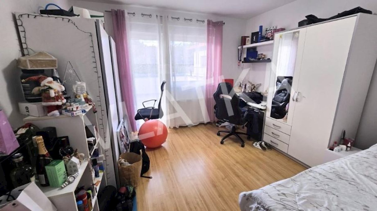 MODERNA HIŠA S 7 SPALNICAMI IN POGLEDOM NA MESTO – PODSLJEME