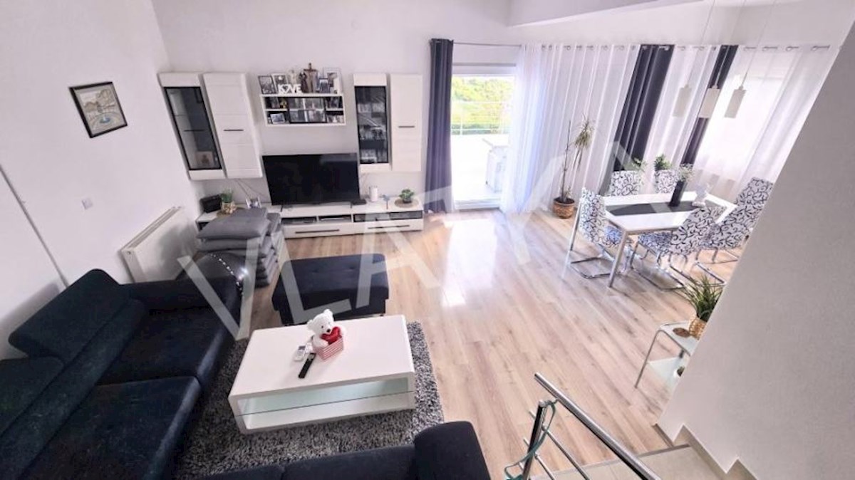MODERNA HIŠA S 7 SPALNICAMI IN POGLEDOM NA MESTO – PODSLJEME