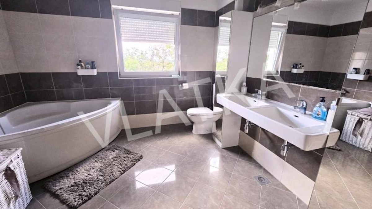 MODERNA HIŠA S 7 SPALNICAMI IN POGLEDOM NA MESTO – PODSLJEME