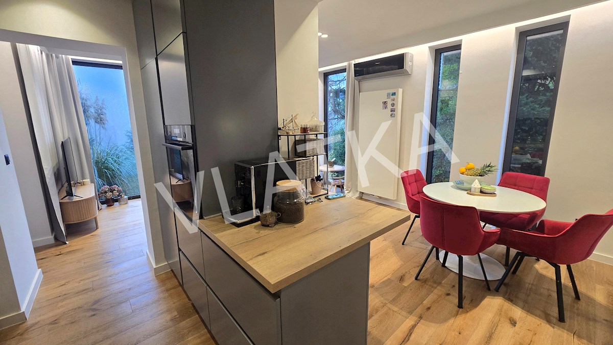 MODERNA 5-SOBNA HIŠA NA TUŠKANCU