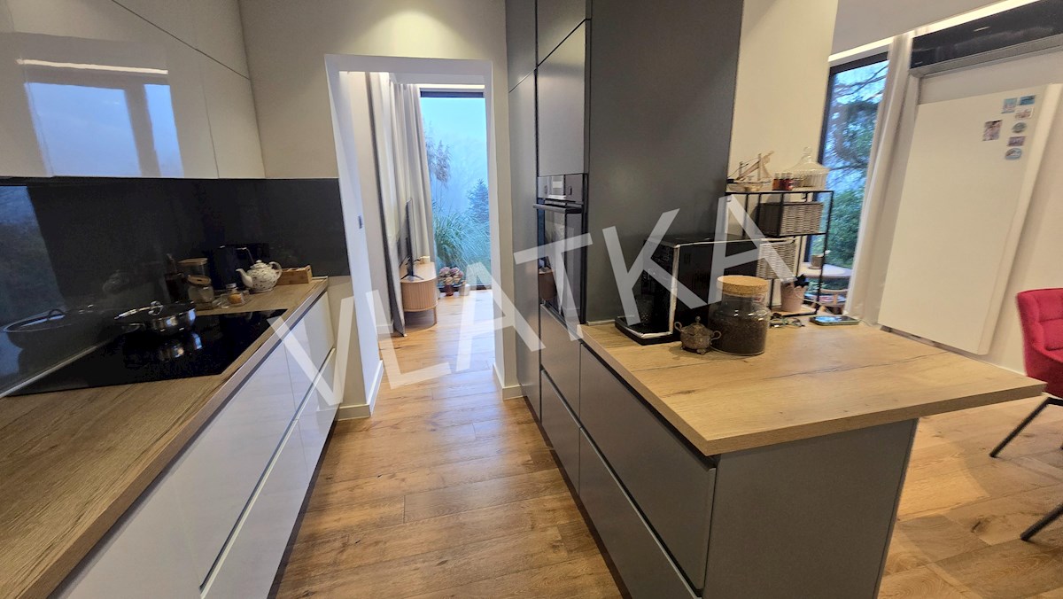 MODERNA 5-SOBNA HIŠA NA TUŠKANCU