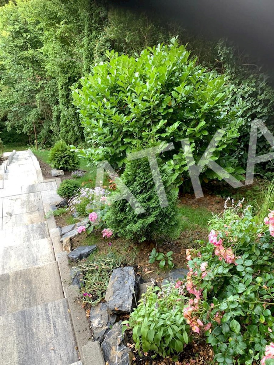 MODERNA 5-SOBNA HIŠA NA TUŠKANCU